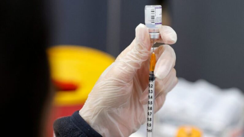 Un médico prepara una dosis de la vacuna COVID-19 de Pfizer-BioNTech en Netanya, Israel, el 5 de enero de 2022. (Jack Guez/AFP vía Getty Images)
