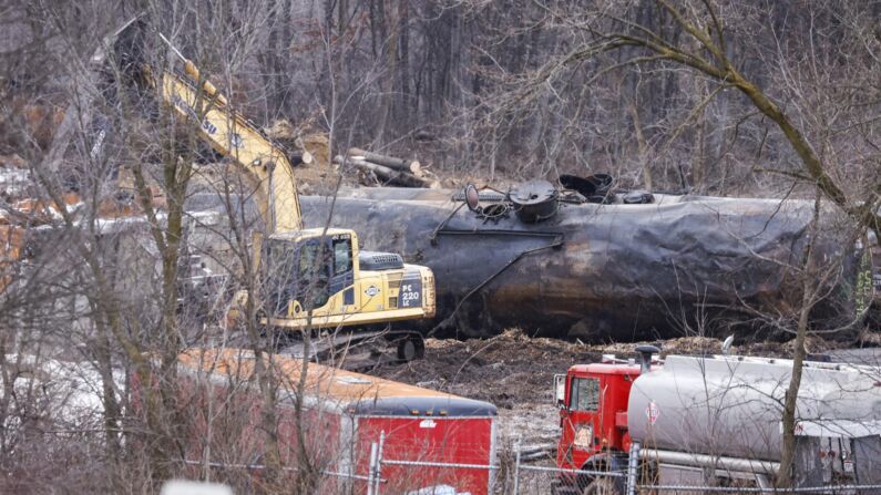 Vagones cisterna dañados y dispersos mientras continúa la limpieza tras el descarrilamiento de un tren de carga de Norfolk Southern, en East Palestine, Ohio, el 17 de febrero de 2023. (EFE/EPA/TANNEN MAURY)