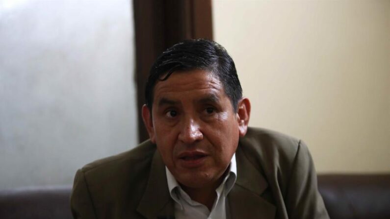 Wilfredo Robles, abogado del expresidente peruano Pedro Castillo, habla durante una entrevista con Efe el 15 de marzo de 2023, en Lima (Perú). EFE/Paolo Aguilar