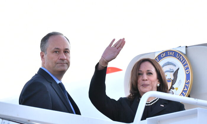 La vicepresidenta estadounidense Kamala Harris y su marido Doug Emhoff se dirigen a embarcar en un vuelo antes de partir de la base aérea de Andrews, en Maryland, el 11 de septiembre de 2021. (Mandel Ngan/AFP vía Getty Images)