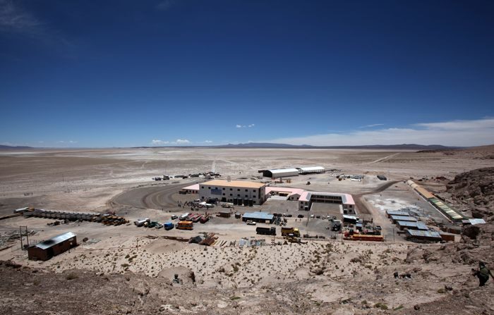 En la imagen de archivo, planta piloto de Carbonato de Litio, en Llipi, Bolivia. EFE/MARTIN ALIPAZ