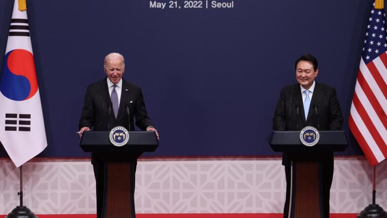 El presidente de Estados Unidos, Joe Biden (i), junto a su homólogo surcoreano, Yoon Suk-yeol (d), en una fotografía de archivo. EFE/Yonhap