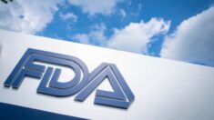 FDA rechaza solicitud para autorizar tratamiento contra COVID-19