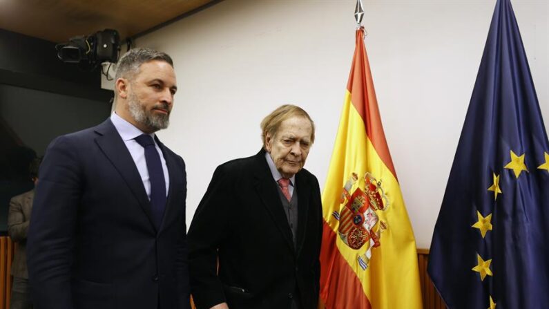 El candidato a la Presidencia del Gobierno, Ramón Tamames (d), acompañado del líder del partido, Santiago Abascal (i) .EFE/Javier Lizón