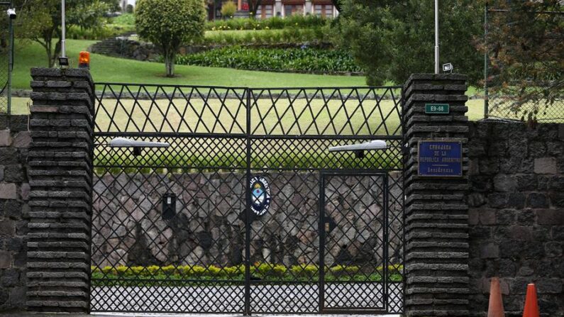 Fotografía de la entrada de la residencia de la embajada de Argentina en Ecuador, en Quito (Ecuador). EFE/ José Jácome
