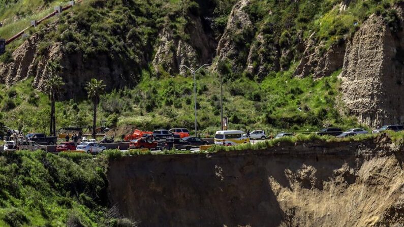 Fotografía de un socavón en la zona conocida como el Cañón del Matadero, el 29 de marzo de 2023, en Tijuana (México). Un socavón de 35 metros de profundidad en las costas de Tijuana, en la frontera de México con California (EE.UU.), ha generado caos en la ciudad por el riesgo de un colapso. EFE/Joebeth Terriquez