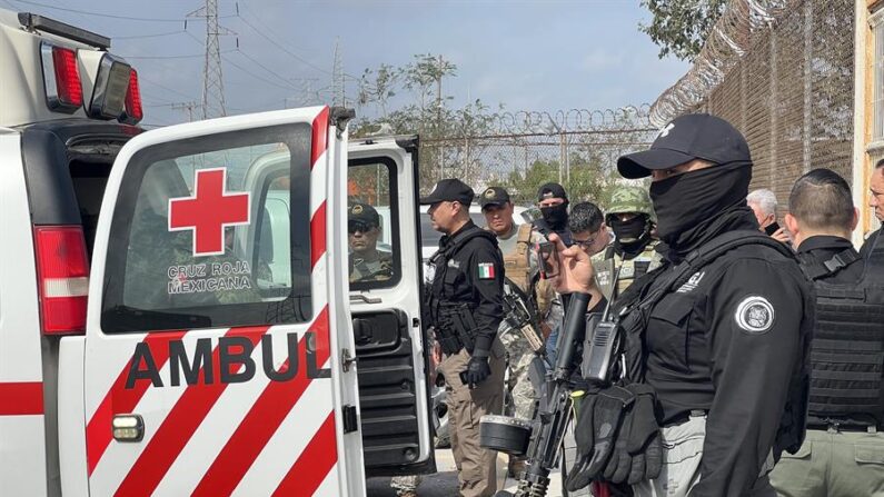 Autoridades mexicanas entregan a dos de los cuatro estadounidenses secuestrados el pasado viernes tras cruzar la frontera en la ciudad fronteriza de Matamoros, en el municipio de Matamoros en el estado de Tamaulipas (México). EFE/Str
