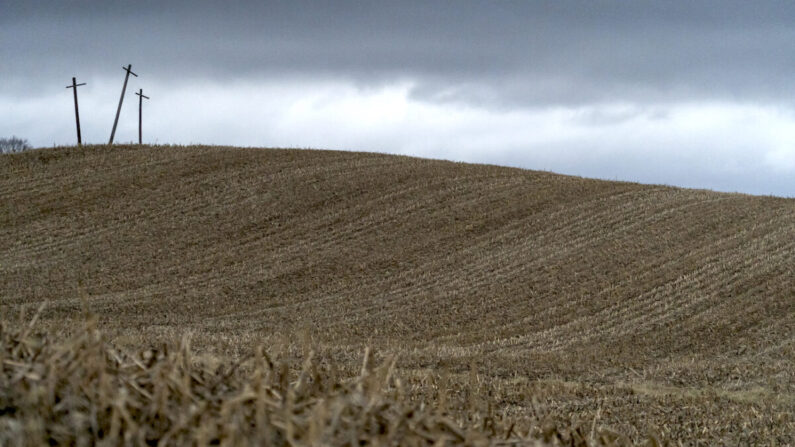 Tres cruces sobre una colina con vistas a una granja en la frontera estatal de Ohio y Pensilvania tras el descarrilamiento de un tren que provocó preocupaciones sanitarias en East Palestine, Ohio, el 17 de febrero de 2023. (Michael Swensen/Getty Images)
