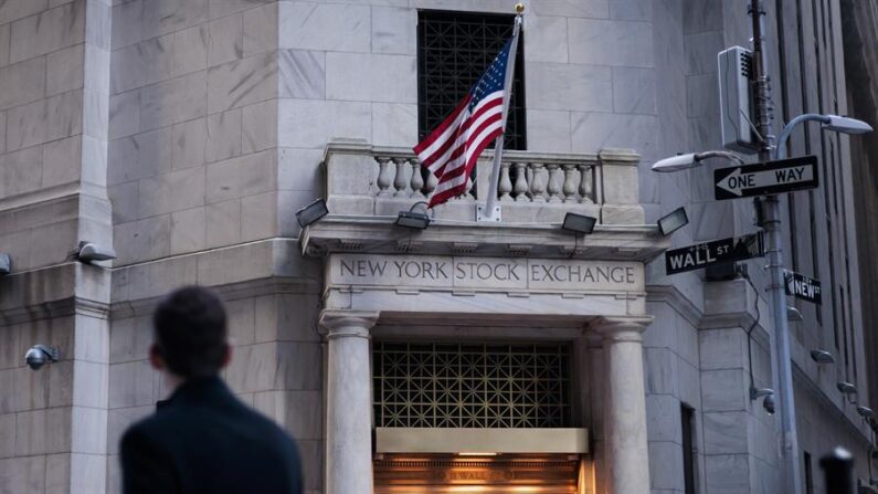 Una persona pasa frente a la entrada de la Bolsa de Valores de Nueva York, en una fotografía de archivo. EFE/EPA/Justin Lane 