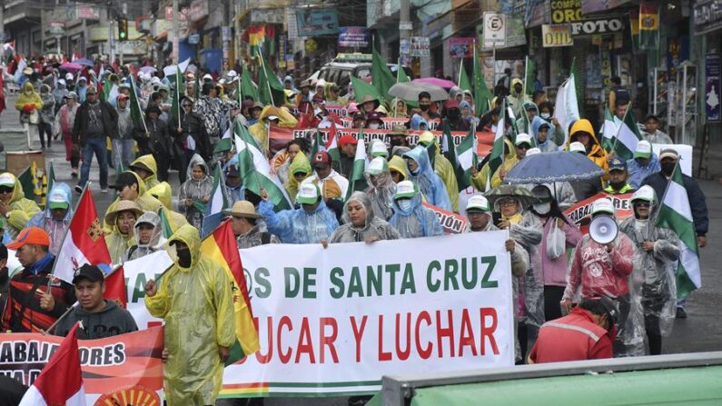 Maestros bolivianos protestan el 20 de marzo de 2023 contra el nuevo plan de estudios, en La Paz (Bolivia). EFE/Stringer