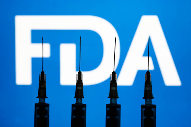 Jeringuillas médicas con el logotipo de la FDA al fondo en Cracovia, Polonia, el 2 de diciembre de 2021. (Jakub Porzycki/NurPhoto vía Getty Images)