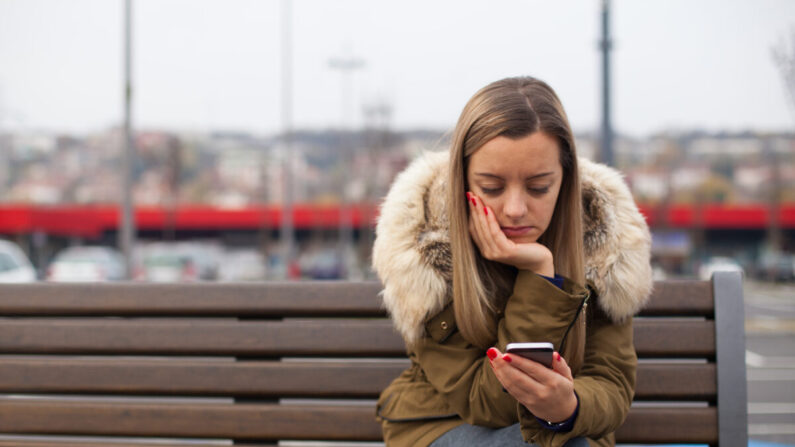 Los usuarios frecuentes de las redes sociales tienen el doble de probabilidades de sufrir depresión que los usuarios ocasionales, por lo que es importante que los padres se planteen limitar el acceso de sus hijos adolescentes u ofrecerles actividades más beneficiosas. (Eightshot Images/Getty Images)