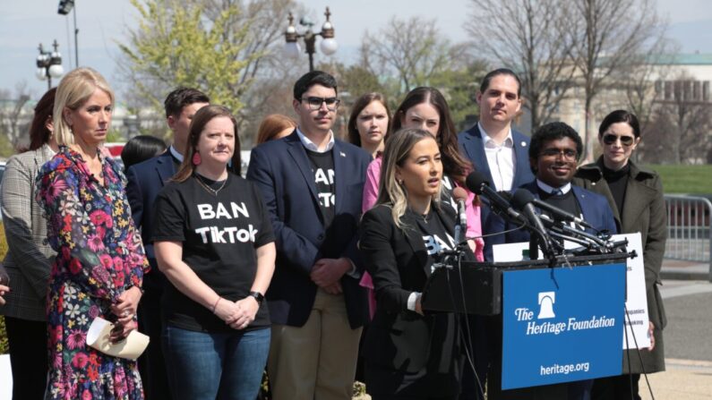 Kara Frederick, directora del Tech Policy Center de la Heritage Foundation (C) comparte su oposición a TikTok en Capitol Hill, Washington, el 23 de marzo de 2023. (Richard Moore/The Epoch Times)