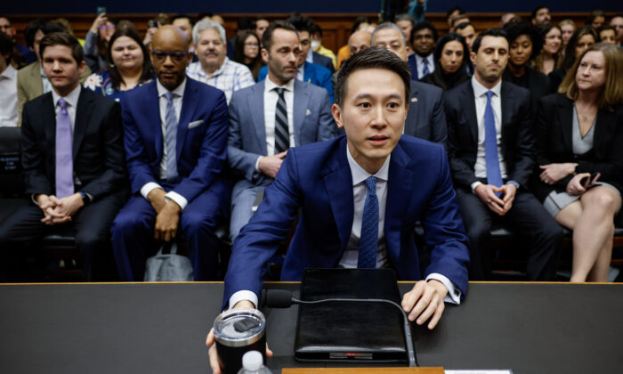 El CEO de TikTok, Shou Zi Chew, se prepara para testificar ante el Comité de Comercio y Energía de la Cámara de Representantes en el edificio de oficinas Rayburn House en el Capitolio, el 23 de marzo de 2023 en Washington. (Chip Somodevilla/Getty Images)