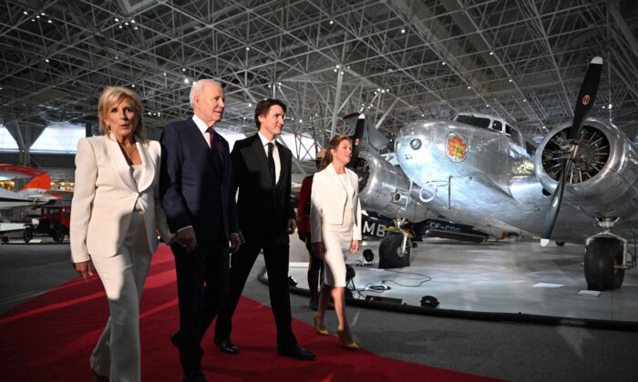El presidente estadounidense Joe Biden, la primera dama Jill Biden, el primer ministro canadiense Justin Trudeau, y su esposa Sophie Gregoire Trudeau llegan para asistir a una cena de gala en el Museo Canadiense de la Aviación y el Espacio en Ottawa el 24 de marzo de 2023. (Mandel Ngan/AFP vía Getty Images)