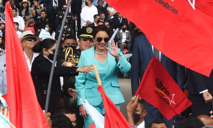 La presidenta de Honduras, Xiomara Castro (C), saluda a sus simpatizantes durante una celebración conmemorativa del 201 aniversario de la independencia de Honduras en Tegucigalpa, Honduras, el 15 de septiembre de 2022. (Orlando Sierra/AFP vía Getty Images)