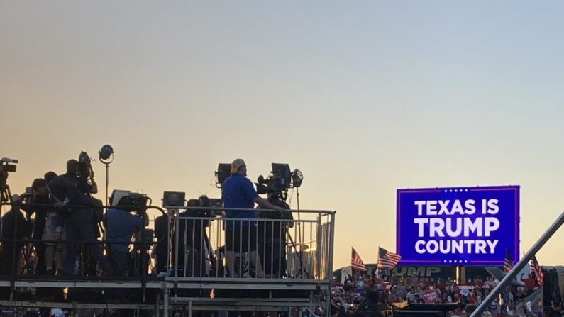 El sol se pone sobre un cartel de "Texas es el país de Trump" mientras los equipos de noticias comienzan a recoger después de que el expresidente Donald Trump celebrara un mitin en el Aeropuerto Regional de Waco el 25 de marzo de 2023. (Janice Hisle/The Epoch Times)

