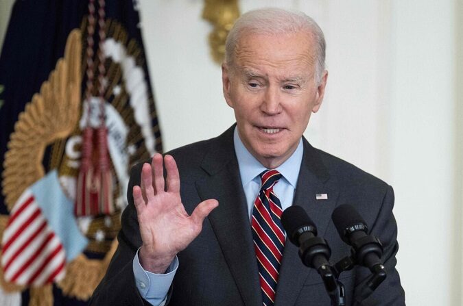 El presidente Joe Biden habla durante un acto en la Casa Blanca en Washington el 27 de marzo de 2023. (Jim Watson/AFP vía Getty Images)