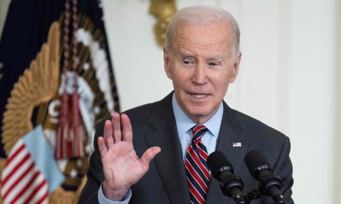 El presidente Joe Biden habla durante un evento en la Casa Blanca en Washington, el 27 de marzo de 2023. (Jim Watson/AFP vía Getty Images)