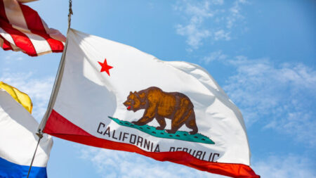 Proyecto de ley de California exigiría que las escuelas proporcionen condones gratuitos a los alumnos