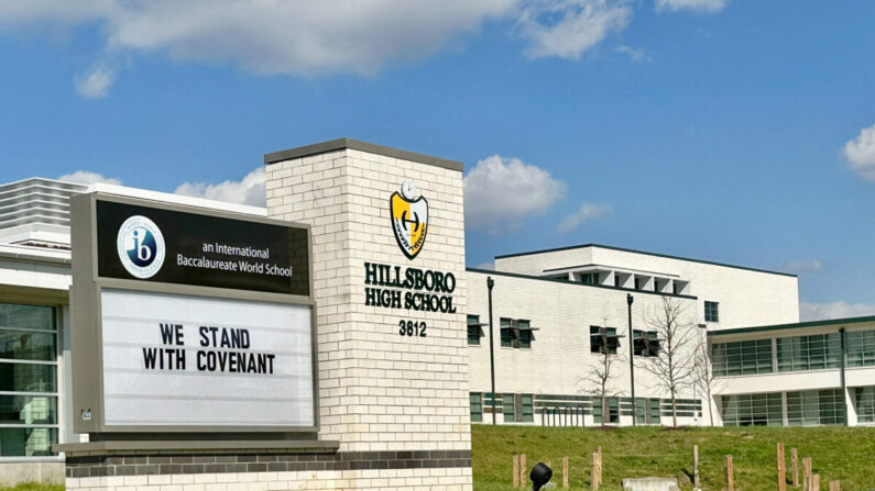 Una pancarta delante de la preparatoria Hillsboro, en el sur de Nashville, muestra su apoyo a las víctimas del tiroteo de The Covenant School, a tan solo una milla de su campus, el 28 de marzo de 2023. (Chase Smith/The Epoch Times)