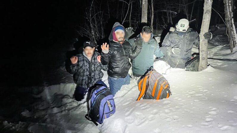 Agentes de la Patrulla Fronteriza de EE.UU. del Sector Swanton en la frontera entre EE.UU. y Canadá detienen a migrantes ilegales. (Foto de la Patrulla Fronteriza de EE.UU.)