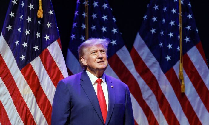 El expresidente Donald Trump hace campaña en Davenport, Iowa, el 13 de marzo de 2023. (Kamil Krzaczynski/AFP vía Getty Images)
