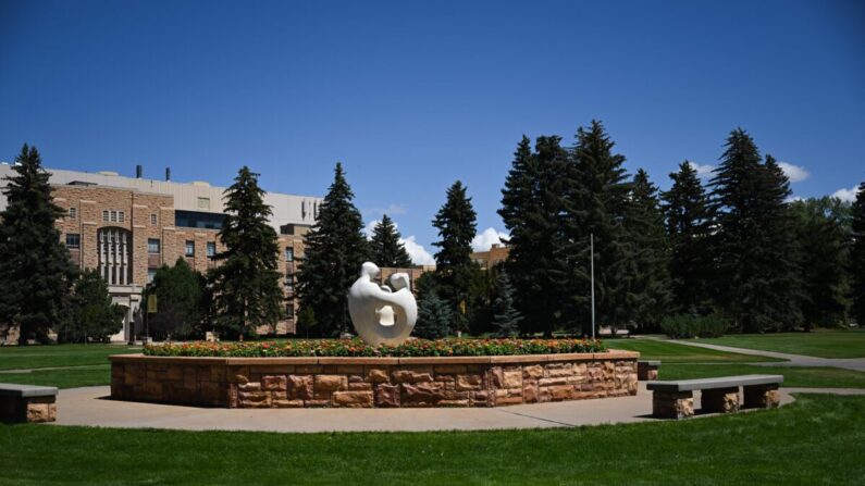 La estatua de la Familia Universitaria, obra del artista Robert Russin, se alza en el campus de la Universidad de Wyoming en Laramie, Wyoming, el 13 de agosto de 2022. (Patrick T. Fallon/AFP vía Getty Images)