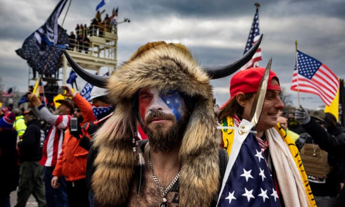 Jacob Chansley afuera del Capitolio de EE.UU., el 6 de enero de 2021. (Brent Stirton/Getty Images)
