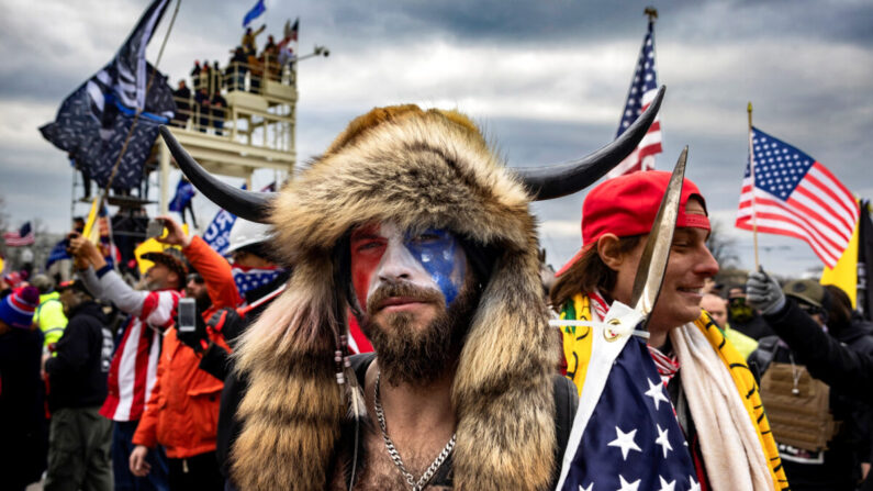 Jacob Chansley ante el Capitolio de EE.UU. en Washington el 6 de enero de 2021. (Brent Stirton/Getty Images)
