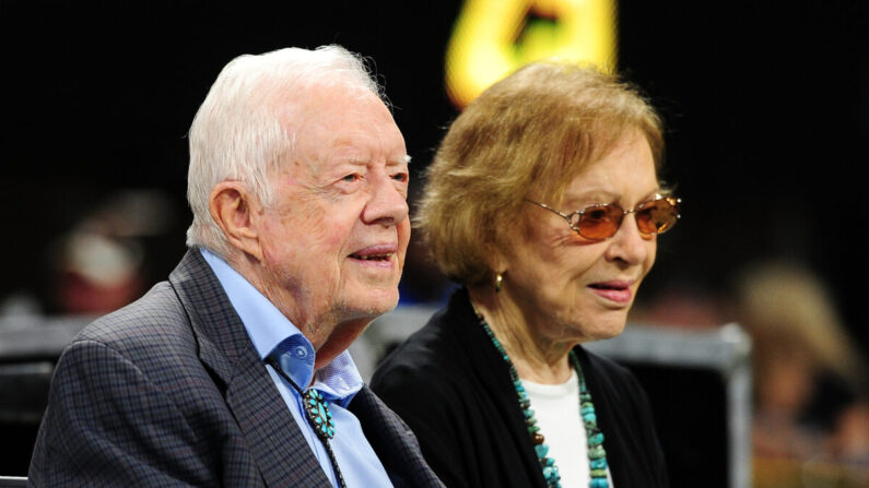 El expresidente Jimmy Carter y su esposa Rosalynn antes del partido entre los Atlanta Falcons y los Cincinnati Bengals en el Mercedes-Benz Stadium de Atlanta, Georgia, el 30 de septiembre de 2018. (Scott Cunningham/Getty Images)