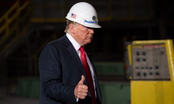 El presidente Donald Trump recorre la acería Granite City Works de US Steel en Granite City, Illinois, el 26 de julio de 2018. (Saul Loeb/AFP/Getty Images)