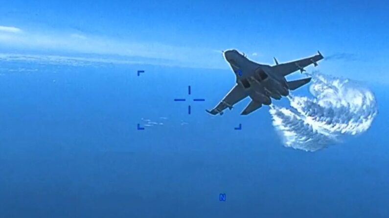Un caza ruso Su-27 se aproxima a un dron estadounidense sobre el Mar Negro el 16 de marzo de 2023. (Departamento de Defensa de EE.UU. vía The Epoch Times)