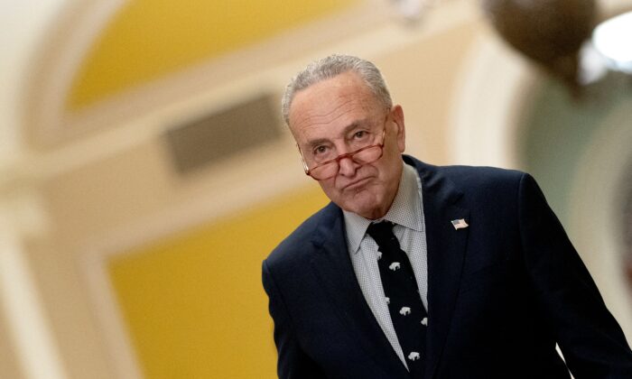 El líder de la mayoría del Senado, Chuck Schumer (D-N.Y.), antes de hablar con la prensa, en el Capitolio de EE. UU., el 2 de marzo de 2023. (Stefani Reynolds/AFP a través de Getty Images)
