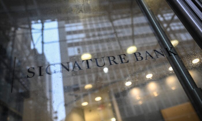 Una vista general muestra una sucursal de Signature Bank en la ciudad de Nueva York el 13 de marzo de 2023. (ED JONES/AFP vía Getty Images)