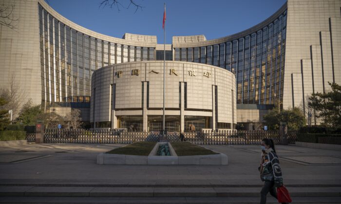 La sede del Banco Popular de China (PBOC), el banco central, se muestra en Beijing, el 13 de diciembre de 2021. (Andrea Verdelli/Bloomberg a través de Getty Images)
