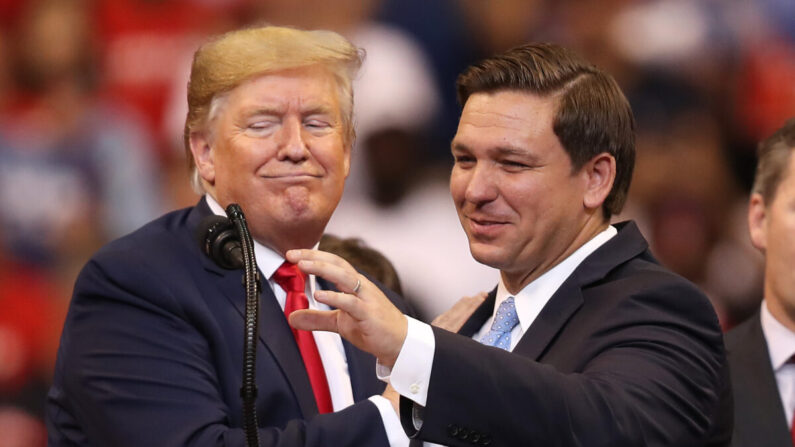 El presidente Donald Trump presenta al gobernador de Florida, Ron DeSantis, durante un mitin de campaña en el BB&T Center en Sunrise, Florida, el 26 de noviembre de 2019. (Joe Raedle/Getty Images)