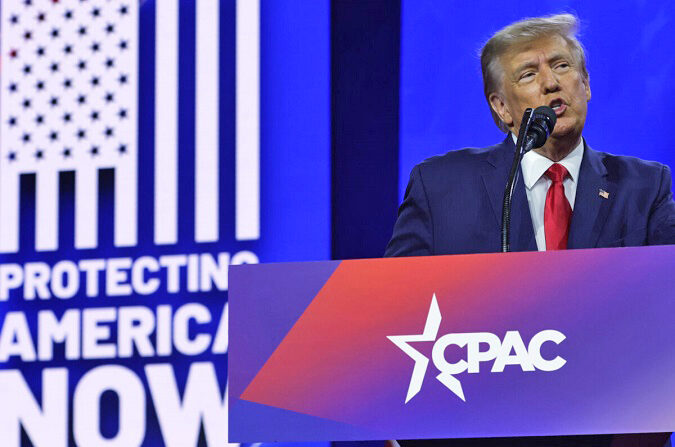 El expresidente de Estados Unidos Donald Trump pronuncia un discurso en la Conferencia anual de Acción Política Conservadora (CPAC) en el Gaylord National Resort & Convention Center en National Harbor, Maryland, el 4 de marzo de 2023. (Alex Wong/Getty Images)
