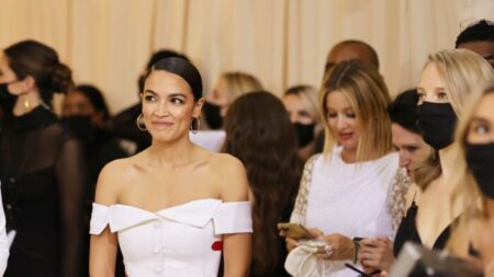 Oficina de Ética de la Cámara: AOC posiblemente violó la ley con su aparición en la Met Gala