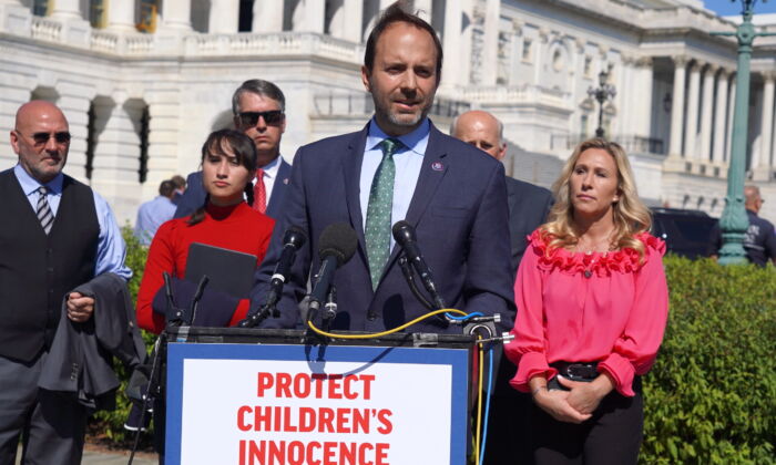 El representante Lance Gooden (R-Texas) en el evento de prensa de Protección de la Inocencia de los Niños fuera del Capitolio de EE. UU. en Washington el 20 de septiembre de 2022. (Terri Wu/The Epoch Times)