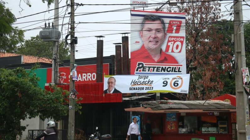 Fotografía de archivo de afiches de campaña electoral en Asunción (Paraguay). EFE/ Rubén Peña
