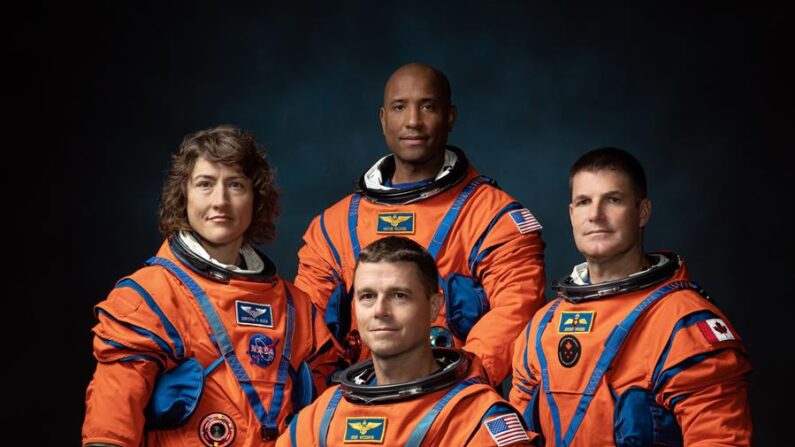 Fotografía cedida por la NASA donde aparecen los miembros de la tripulación de la misión Artemis II (de izq. a dcha.) los astronautas de la NASA Christina Hammock Koch, Reid Wiseman (sentado), y Victor Glover, y el astronauta de la Agencia Espacial Canadiense Jeremy Hansen, que despegarán en noviembre de 2024 desde Florida (EE.UU.) a bordo de la nave Orion y el potente cohete SLS. EFE/ Josh Valcarcel/NASA