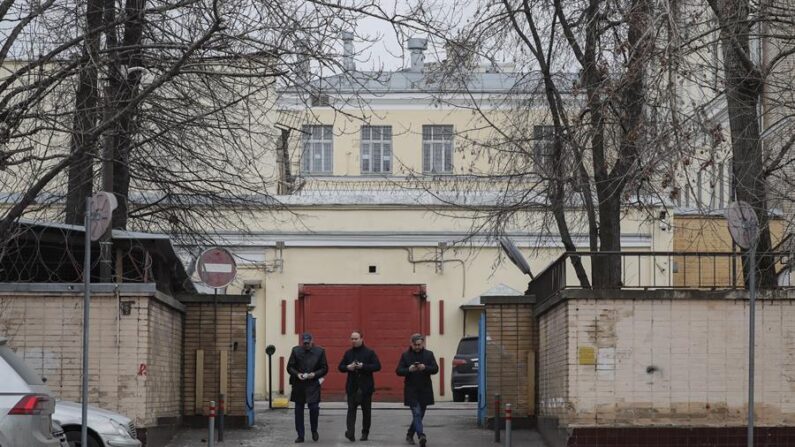 Varios hombres abandonan el centro de detención Lefortovo donde se encuentra detenido el periodista del Wall Street Journal (WSJ) Evan Gershkovich, en Moscú, Rusia, el 31 de marzo de 2023. (EFE/EPA/YURI KOCHETKOV)