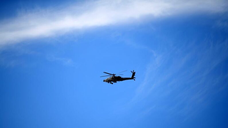 Un helicoptero Apache de las Fuerzas Armadas de EE.UU., en una fotografía de archivo. (EFE/EPA/Murtaja Lateef)