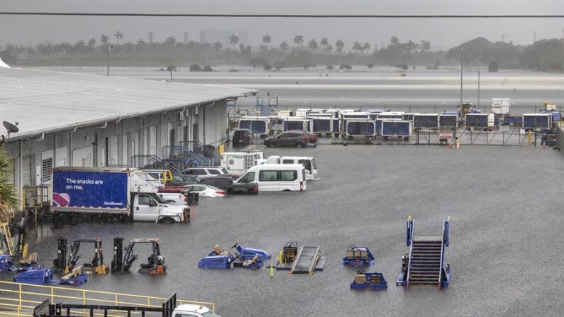 Imagen del 12 de abril de 2023 de vehículos en el Aeropuerto Internacional de Fort Lauderdale en Fort Lauderdale, Florida, EE.UU. EFE/EPA/Cristobal Herrera-Ulashkevich 
