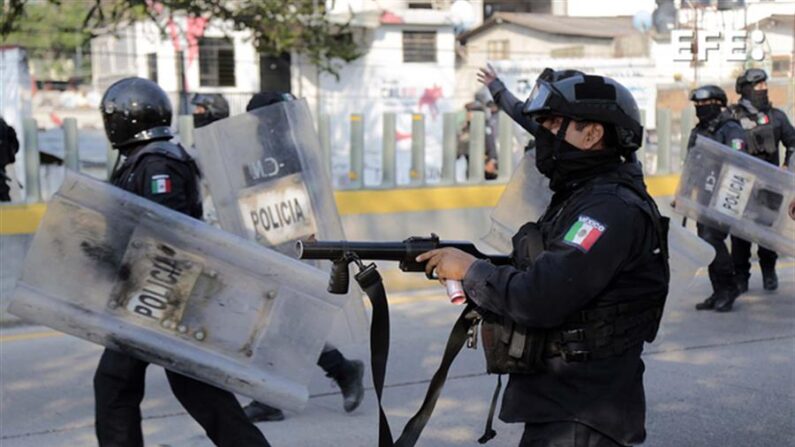 Policía estatales se enfrentan con estudiantes de Ayotzinapa, en Chilpancingo (México). EFE/José Luis De La Cruz
