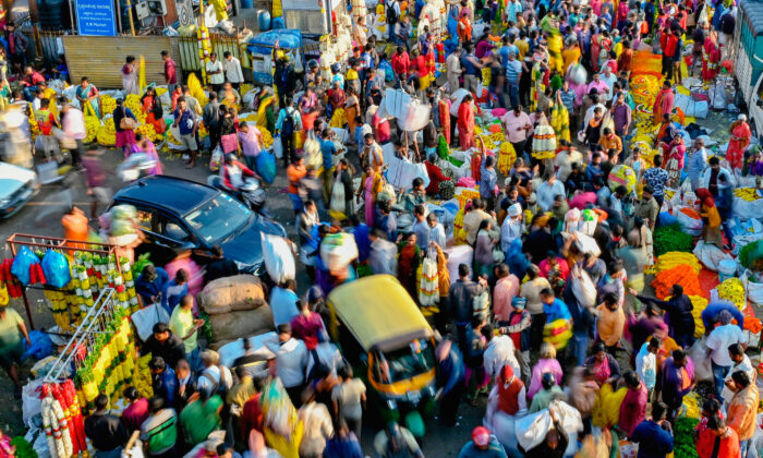 La gente camina por un mercado en Bangalore, India, el 15 de noviembre de 2022. (Manjunath Kiran/AFP vía Getty Images)
