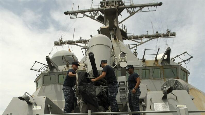 Personal a bordo del USS Milius, destructor lanzamisiles de la Marina de Estados Unidos, en una fotografía de archivo. EPA/Francis R. Malasig 