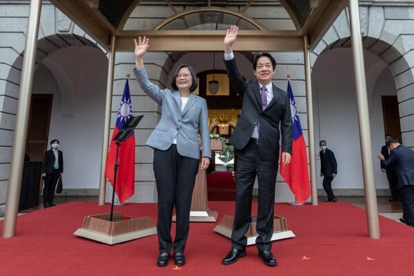 La presidente de Taiwán, Tsai Ing-wen, y el vicepresidente y actual candidato a la presidencia, William Lai Ching-te, asisten a las celebraciones inaugurales en la Casa de Huéspedes de Taipei, el 20 de mayo de 2020. (Oficina Presidencial de Taiwán)
