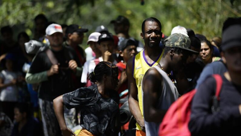 Personas migrantes esperan para ser trasladados en canoa desde la Quebrada León hasta a la comunidad de Bajo Chiquito en Darién (Panamá). Imagen de archivo. EFE/ Bienvenido Velasco